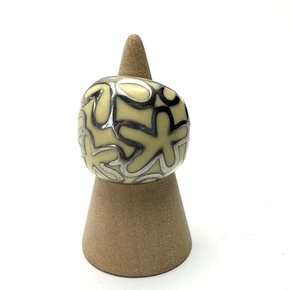 Vintage Floral Dome Ring by B. Steel - Cream Resin with Silver— Size 7 US— EUC - Picture 2 of 9